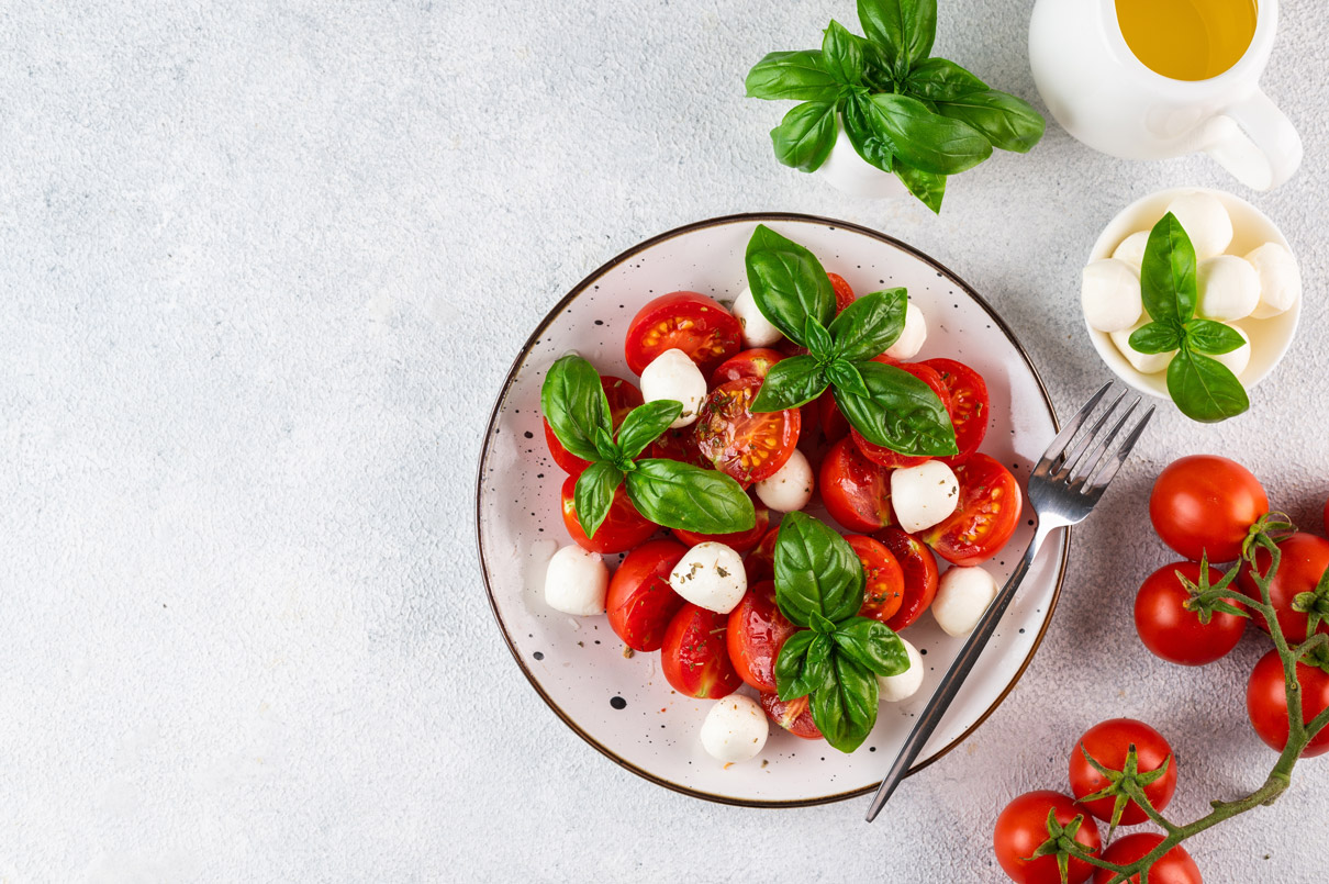 Appetitanregender Caprese-Salat mit sonnengereiften Tomaten, cremigem Mozzarella und aromatischem Basilikum – italienischer Klassiker